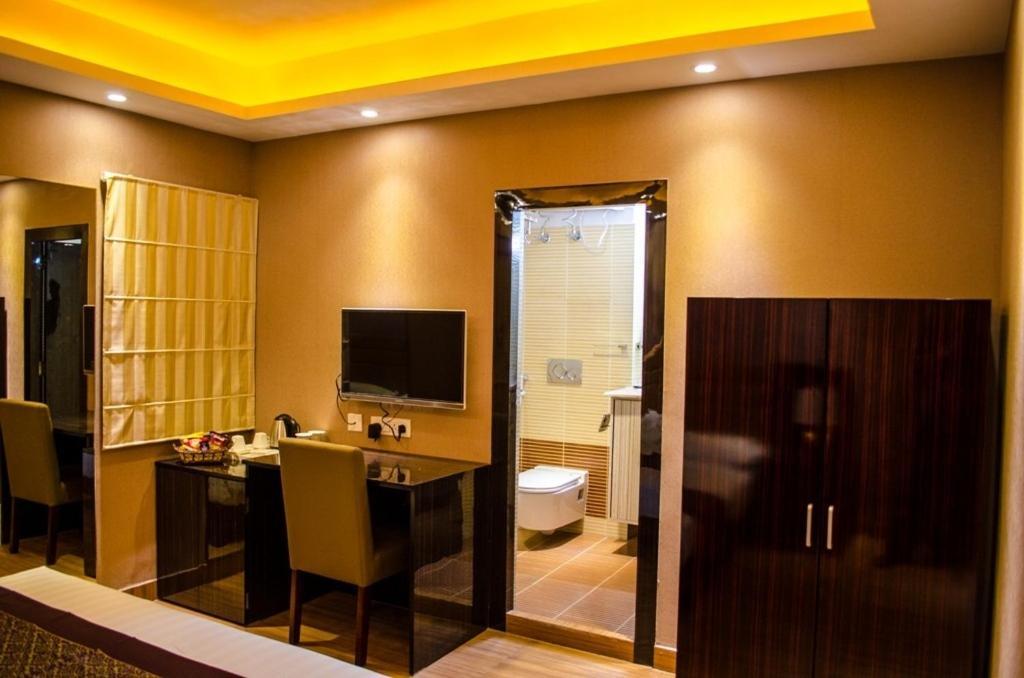 Hotel Comfotel Calcutta Exteriör bild